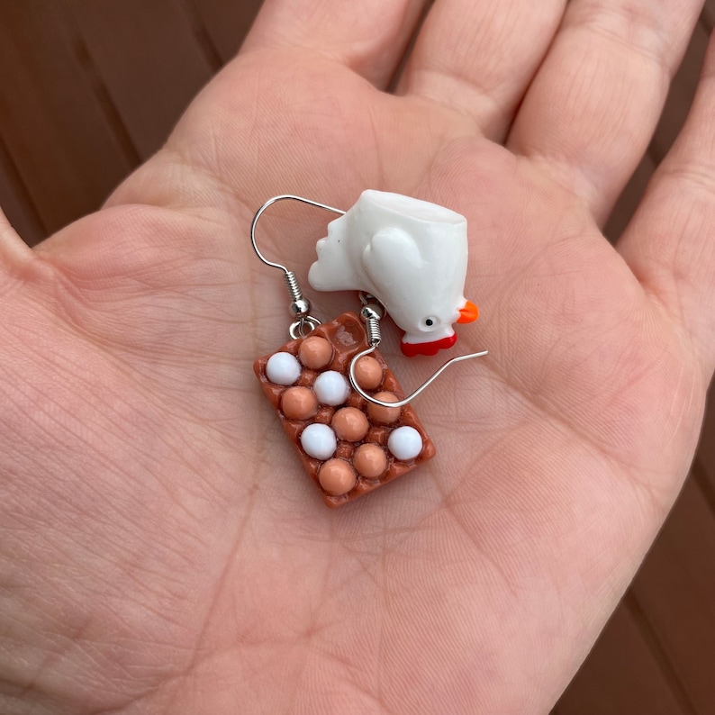 Mismatched Chicken and Eggs Farmer Unique Novelty Dangle Earrings bild 3