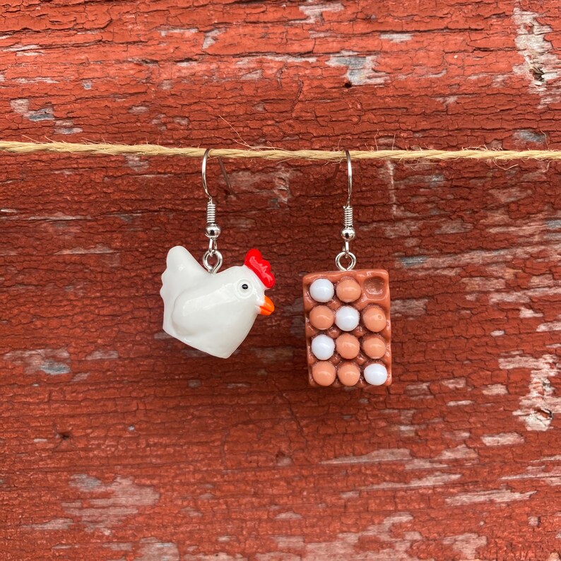 Mismatched Chicken and Eggs Farmer Unique Novelty Dangle Earrings bild 4