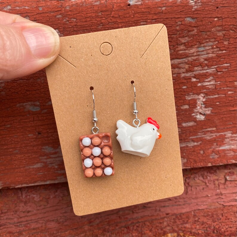 Mismatched Chicken and Eggs Farmer Unique Novelty Dangle Earrings bild 2