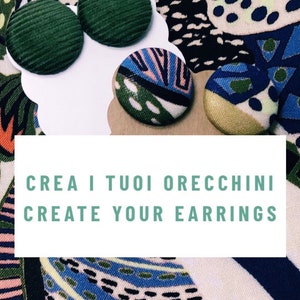 Può includere: Un assortimento di orecchini fatti a mano con vari modelli e trame di tessuto. Gli orecchini includono velluto a coste verde unito e tessuti fantasia con disegni blu, rosa e verdi. L'immagine include il testo "CREATE YOUR EARRINGS".