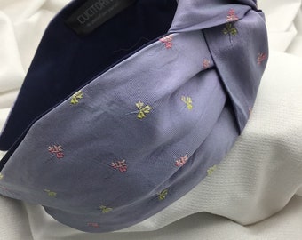 EINZIGARTIGES STÜCK: Seidenstirnband, Krawattenmuster, elegantes Damenstirnband mit zentralem Knoten, handgefertigtes Stirnband, himmelblau