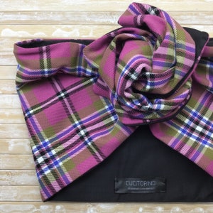 Può includere: Una pochette in tessuto a quadri rosa e verde con fodera nera e un'etichetta nera che recita "Cucitorino - Sii te stesso, ama te stesso".