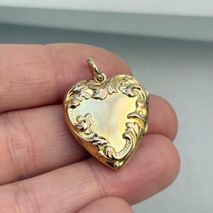 pendentif médaillon coeur en relief floral vintage en or jaune .270 carats, médaillon photo coeur en or, bijoux vintage uniques
