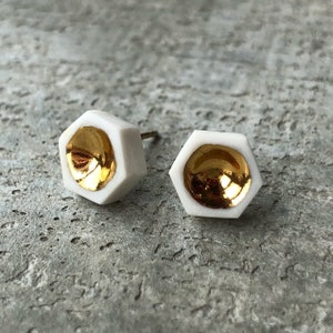 Einzelzelle Waben Porzellan Ohrringe in Gold, Bienen Liebhaber Ohrringe, Handgemachte Porzellan Ohrringe, Weiß & Gold Ohrringe