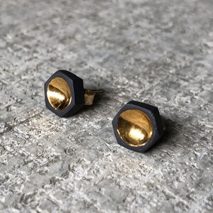 Kleine Einzellige Wabe, Schwarze Porzellan Ohrringe in Gold, Gold Post Ohrringe, WabenPoster