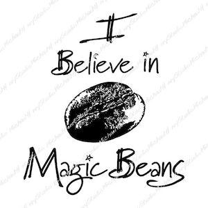 Peut inclure: Illustration en noir et blanc d'un grain de café avec le texte "I Believe in Magic Beans".