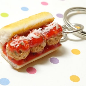 Porte-clés sandwich aux boulettes de viande, breloque pour sandwich, bijoux gourmands, breloque mets gastronomique, miniatures de nourriture, cuisine italienne, cadeaux pour les gourmets, cadeaux uniques