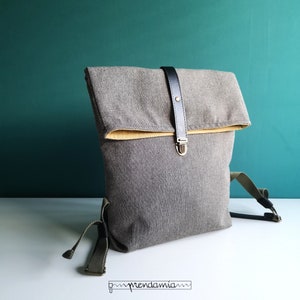 Mochila mensajero de loneta lisa color gris con asas de polipiel negra, mochila urbana de diseño minimalista, regalo para tu novio diseñador