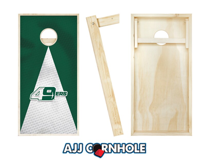Puede incluir: Un juego de dos tablas de cornhole de madera con un dise&ntilde;o de los San Francisco 49ers en verde y blanco en un lado. El otro lado es de madera natural. Las tablas est&aacute;n listas para jugar con las patas en su lugar.