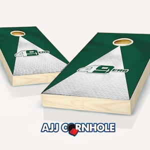 Puede incluir: Dos tableros de cornhole verdes y blancos con el logotipo de los San Francisco 49ers y el texto "49ers".