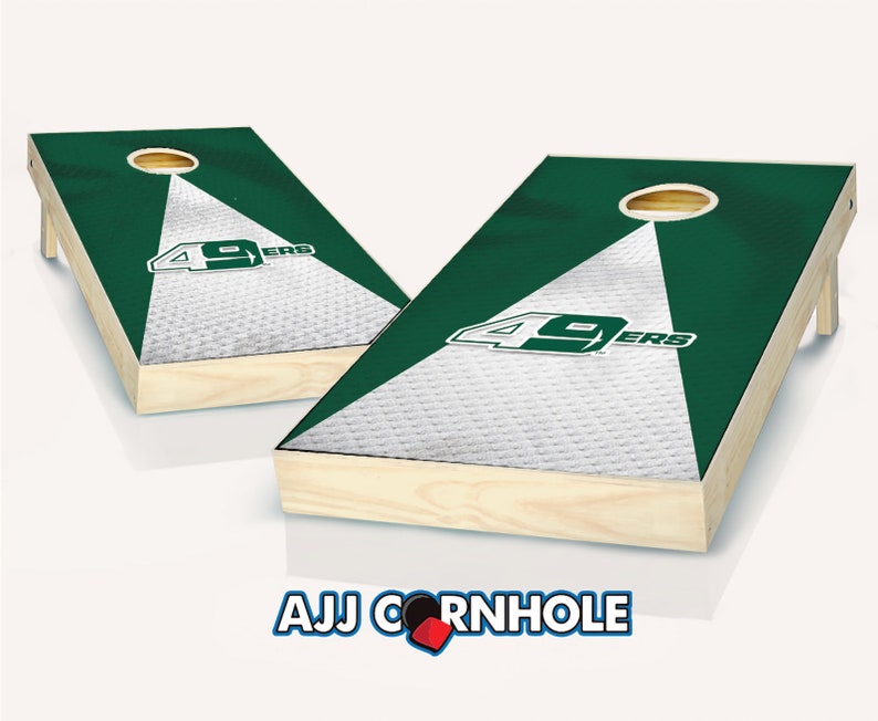 Puede incluir: Dos tableros de cornhole verdes y blancos con el logotipo de los San Francisco 49ers y el texto "49ers".