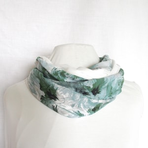 Lightweight loop made of viscose, cotton and silk