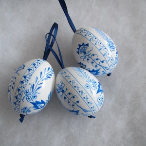 easter egg, 3 real chicken eggs adorned with traditional painting technique blue white onion pattern image 2