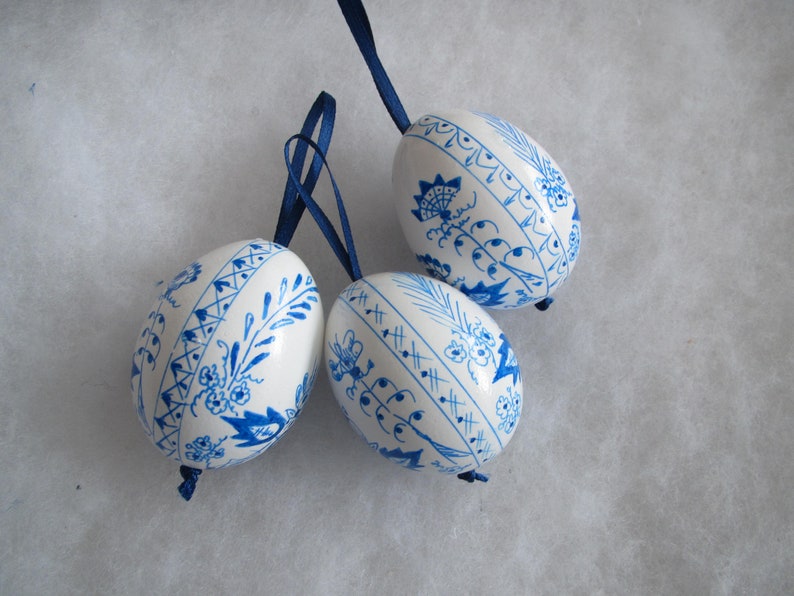 easter egg, 3 real chicken eggs adorned with traditional painting technique blue white onion pattern image 2