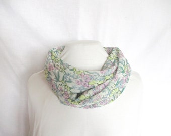 Loop scarf in a light pastel color