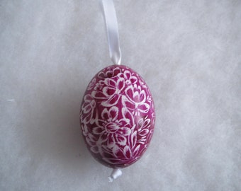 Dekoration für Ostern echtes Ei mit Kratztechnik verziert