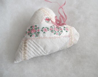 Decorative heart made of hand-woven linen