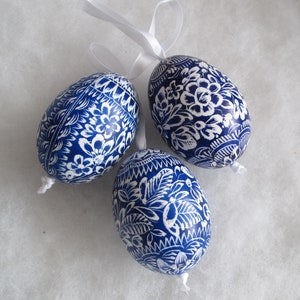 Easter eggs, 3 pieces, real eggs decorated with scratching technique, traditional, blue