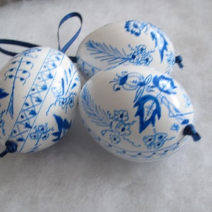 easter egg, 3 real chicken eggs adorned with traditional painting technique blue white onion pattern image 4