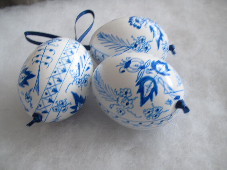 easter egg, 3 real chicken eggs adorned with traditional painting technique blue white onion pattern image 4