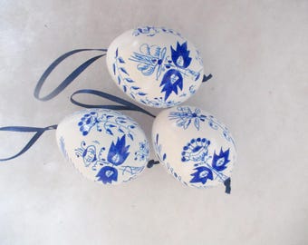 easter egg, 3 real chicken eggs adorned with traditional painting technique blue white onion pattern
