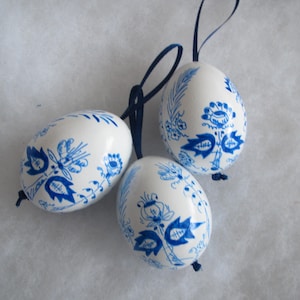 easter egg, 3 real chicken eggs adorned with traditional painting technique blue white onion pattern image 1