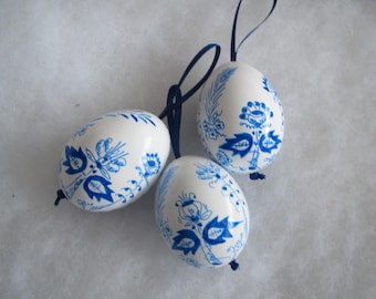 Oeufs de Pâques, 3 vrais œufs de poule blancs, peints en bleu, ornements, motif oignon