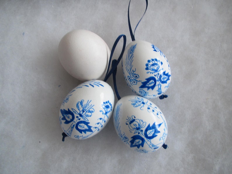 easter egg, 3 real chicken eggs adorned with traditional painting technique blue white onion pattern image 8