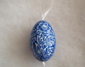 Oeuf de Pâques décoré avec technique de grattage bleu