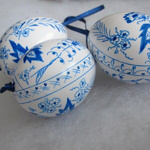 easter egg, 3 real chicken eggs adorned with traditional painting technique blue white onion pattern image 5