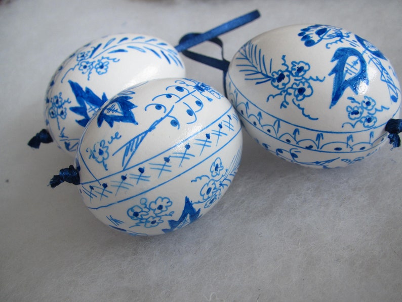 easter egg, 3 real chicken eggs adorned with traditional painting technique blue white onion pattern image 5