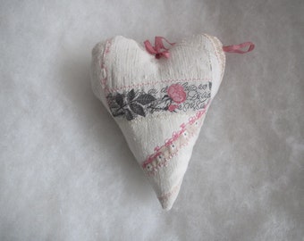 Decorative heart made of hand-woven linen