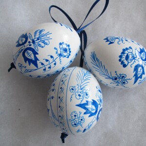 easter egg, 3 real chicken eggs adorned with traditional painting technique blue white onion pattern image 6