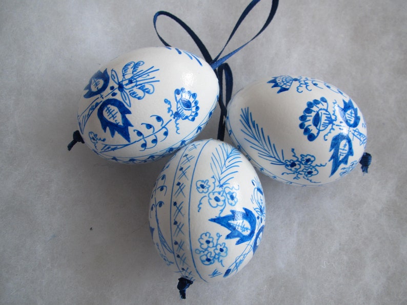 easter egg, 3 real chicken eggs adorned with traditional painting technique blue white onion pattern image 6