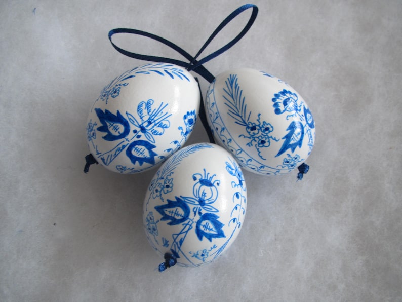 easter egg, 3 real chicken eggs adorned with traditional painting technique blue white onion pattern image 7