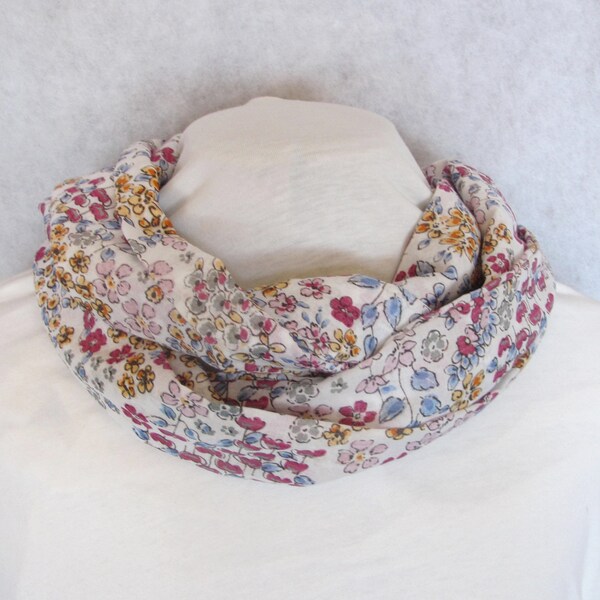 Loop scarf, lightweight, sewn from cotton Batist