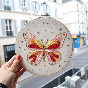 Frame embroidered with a butterfly in Miyuki pearls and sequins image 1