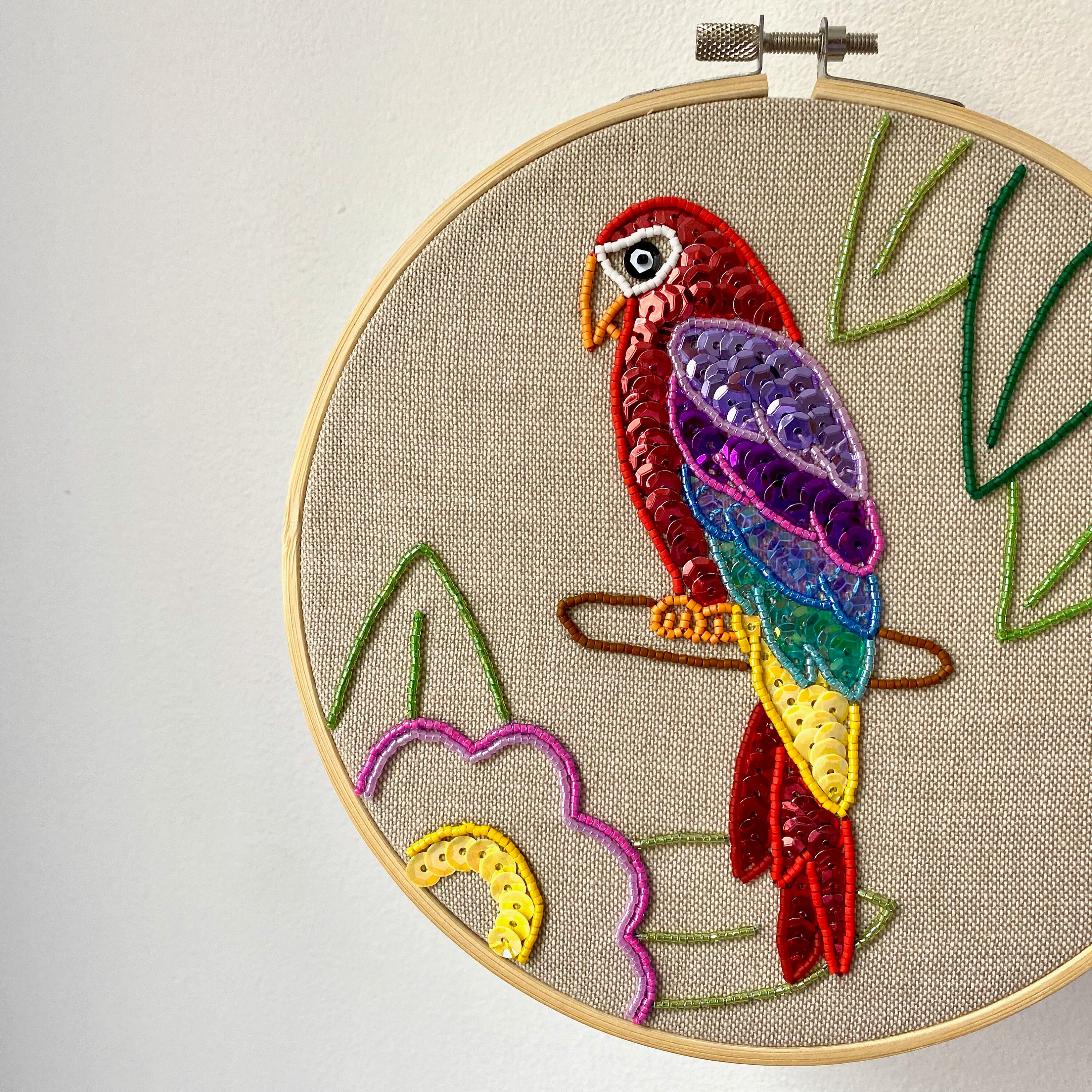 Broderie Perroquet Multicolore en Perles Miyuki et Sequins