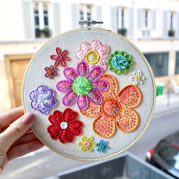 Broderie décorative fait de fleurs en perles Miyuki et sequins