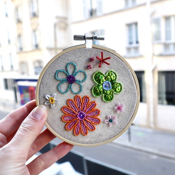 Broderie décorative fait de fleurs en perles Miyuki et sequins