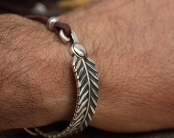 Läder- och böjt fjäderarmband i silverplätering - Armband för män och kvinnor