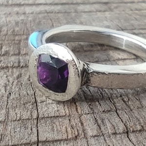 Anillo de plata con amatista facetada | Amatista engarzada a bisel | Anillo artesanal talla 14