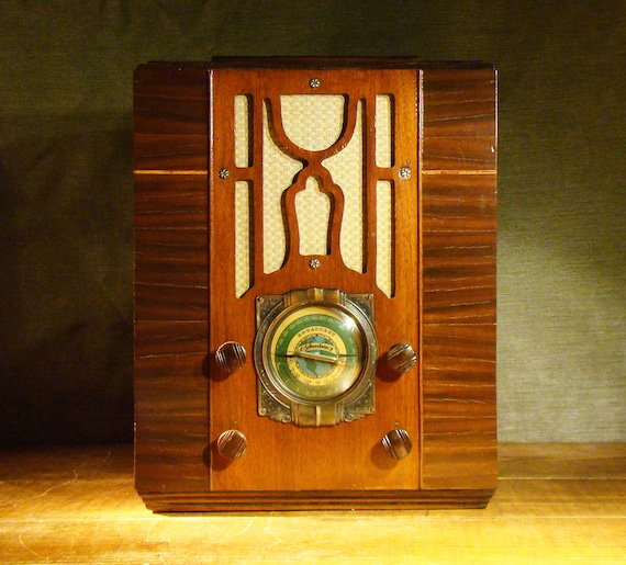 vintage looking bluetooth speaker