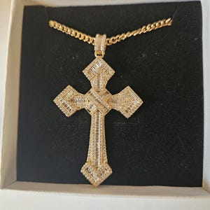 Collar con colgante de cruz grande y elegante para mujer, chapado en oro, con circonita cúbica y diamantes de imitación.