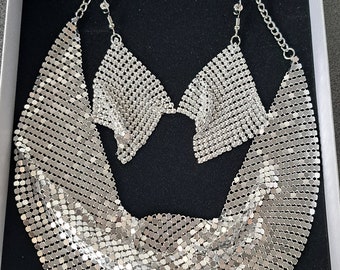 Ensemble collier plastron et boucle d'oreille pendantes en métal argenté brillant, parure de bijoux de mariage