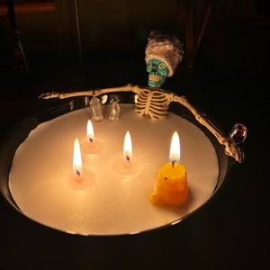 Spooky Bathing Skeleton Candle, Halloween decor, Dia de los Muertos, Housewarming gift, Skeleton bath, Crystals, Gift for Any Occasion, Boo