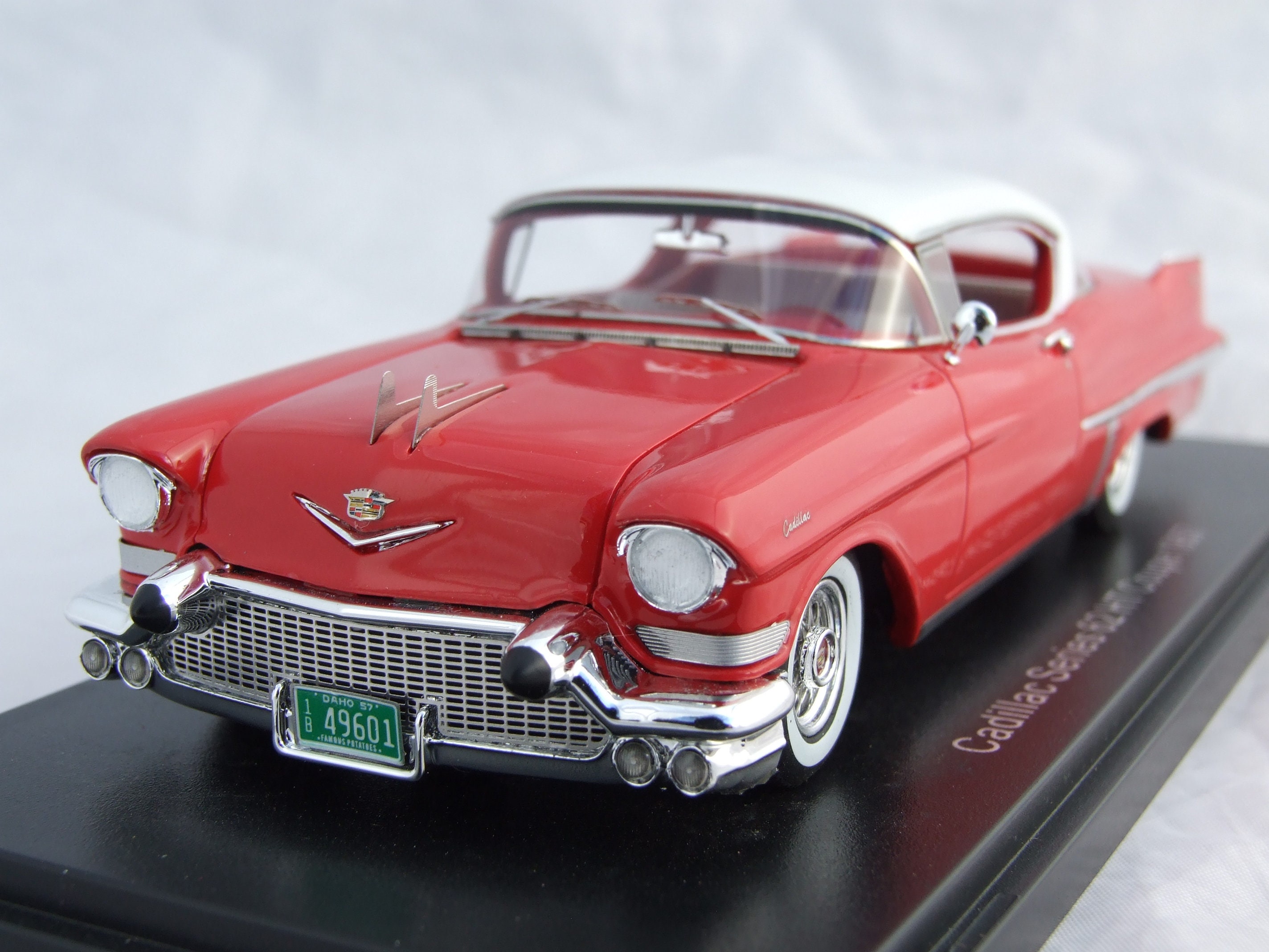 Cadillac Series 62 Hardtop Coupe 1957 rot weiß Modellauto 1:43 Neo Scale Models Cadillac Series 62 Hardtop Coupe 1957 rot weiß Modellauto 1:43 Neo Scale Models