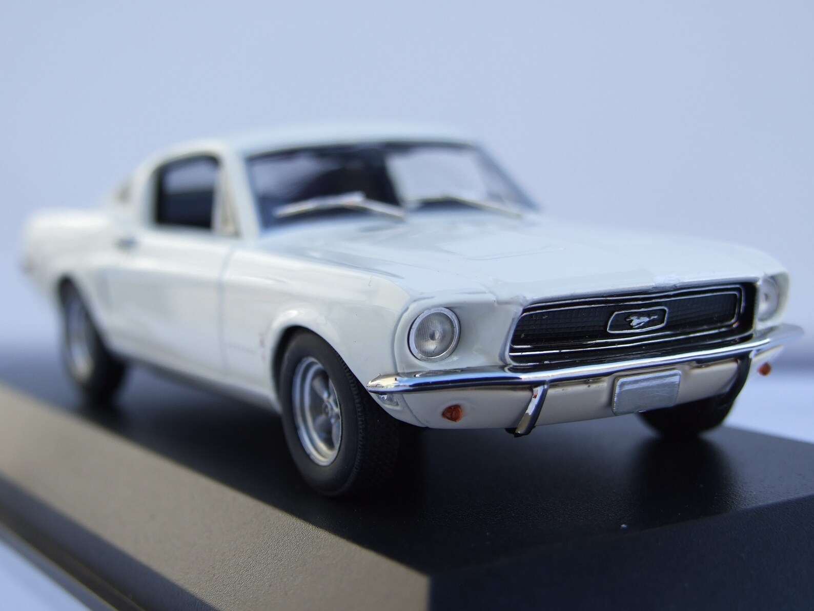 Ford mustang minichamps