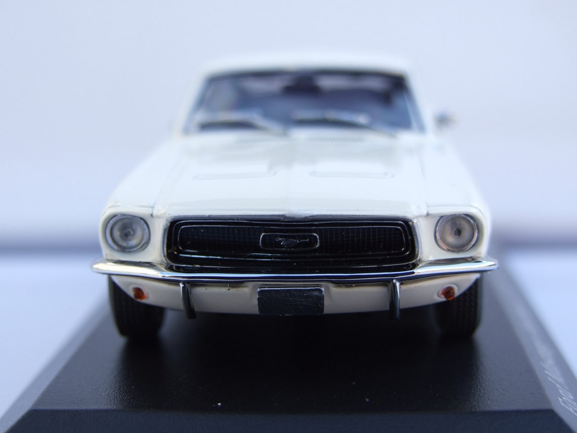 Ford mustang minichamps