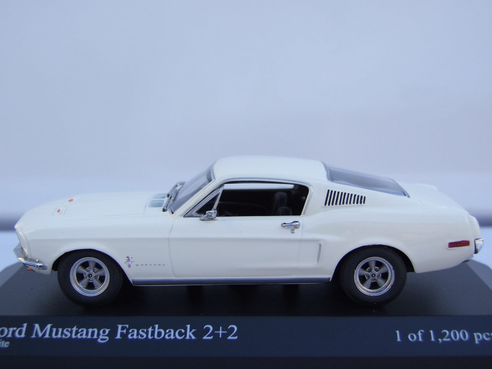 Ford mustang minichamps